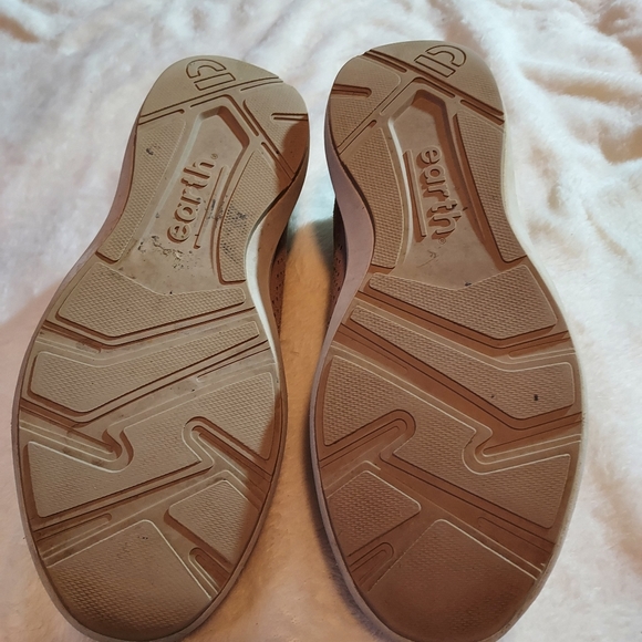 Earth shoes size eight and a half - Picture 3 of 5
